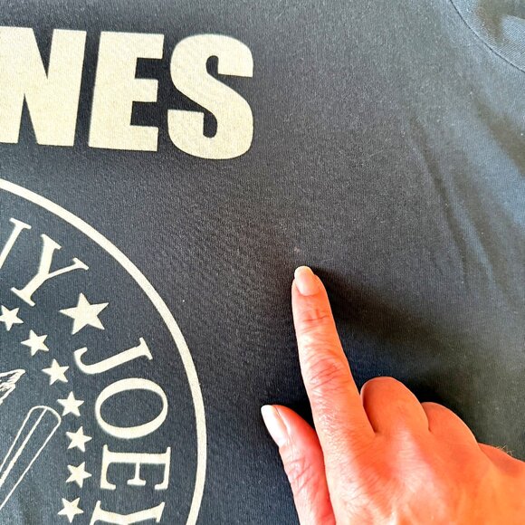Vintage 2007 Women's Ramones 1234 V-Neck Graphic Band Tshirt Size XL - Picture 9 of 11